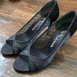 Nina black high heel shoes. Size 8